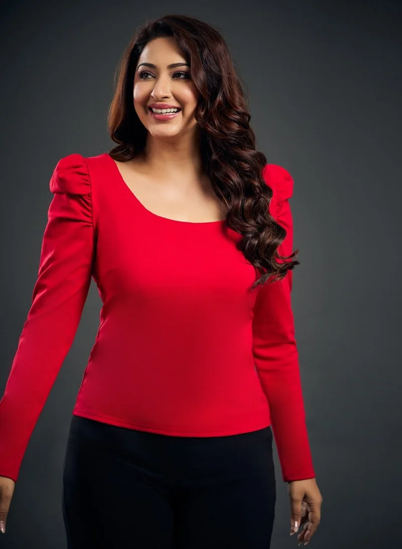 زجزاج بلوزة بياقة عالية وأكمام منتفخة باللون الأحمر